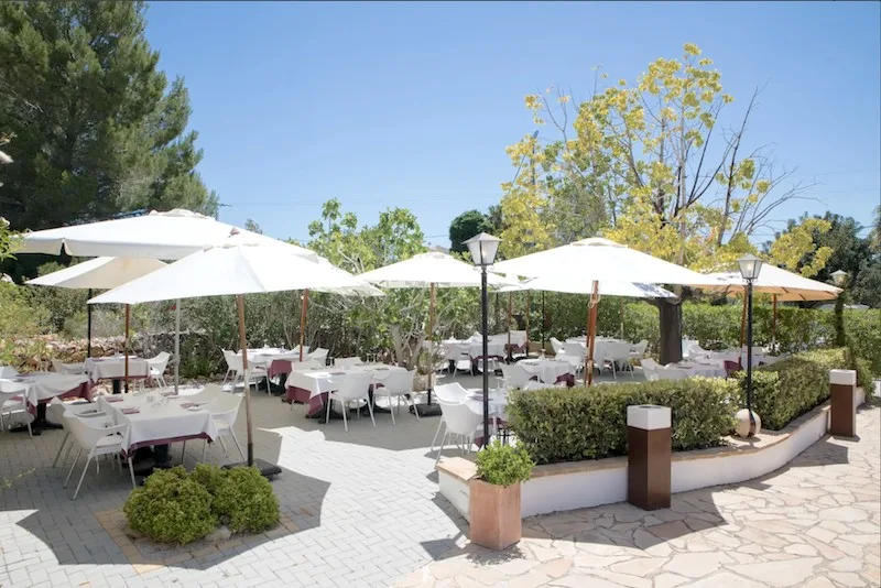 Le Gourmand restaurant - a wide view of the garden terrace
