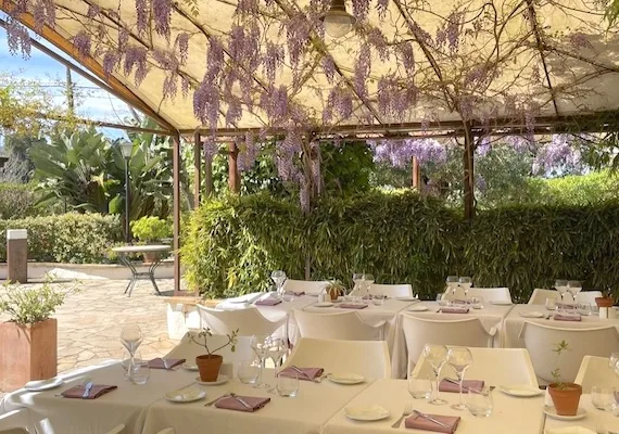 Le Goirmand cuenta con una preciosa terraza cubierta, perfecta para días muy calurosos o ligeramente más frescos.