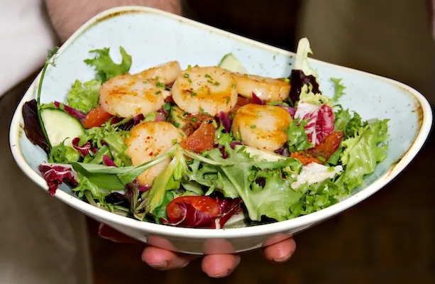La famosa ensalada de Le Gourmand: ensalada con deliciosas vieiras a la sartén.