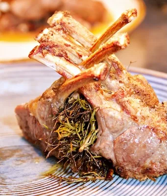 Le Gourmand no se llama gourmand por nada: este es nuestro delicioso costillar de cordero asado al horno como debe ser.